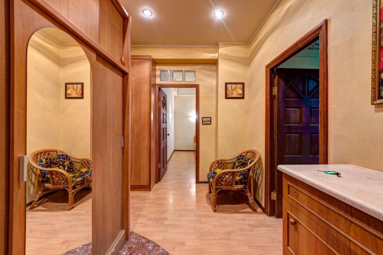 Three-Room Apartment Near Ocean Plaza Kiev Buitenkant foto