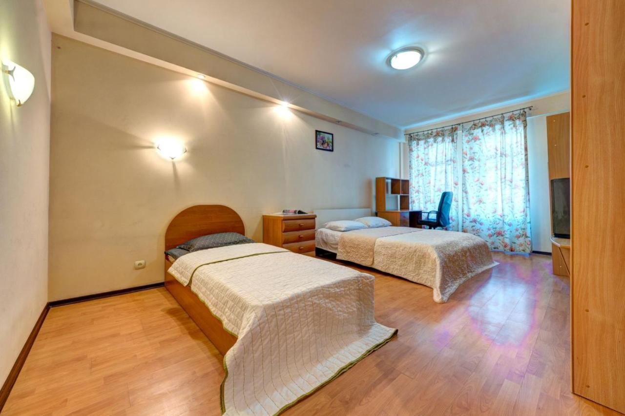 Three-Room Apartment Near Ocean Plaza Kiev Buitenkant foto